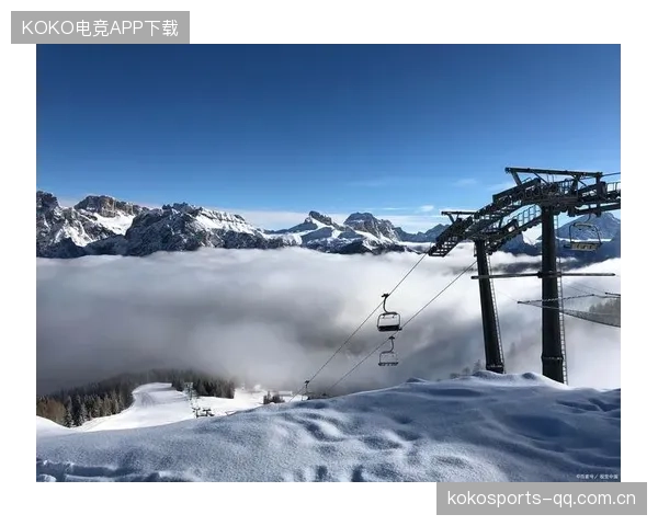 滑雪选手雪圈冲错道误闯儿童区，孩子都看傻